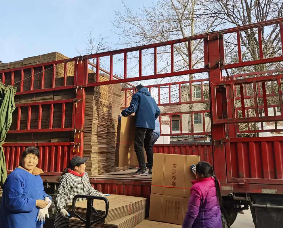 甲盾紙(zhǐ)箱送貨現(xian)場